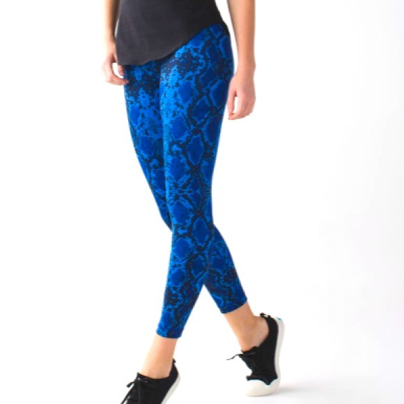 Lululemon High Times Pant in Mini Ziggy Snake Pipe Dream Sapphire Blue - Picture 1 of 9